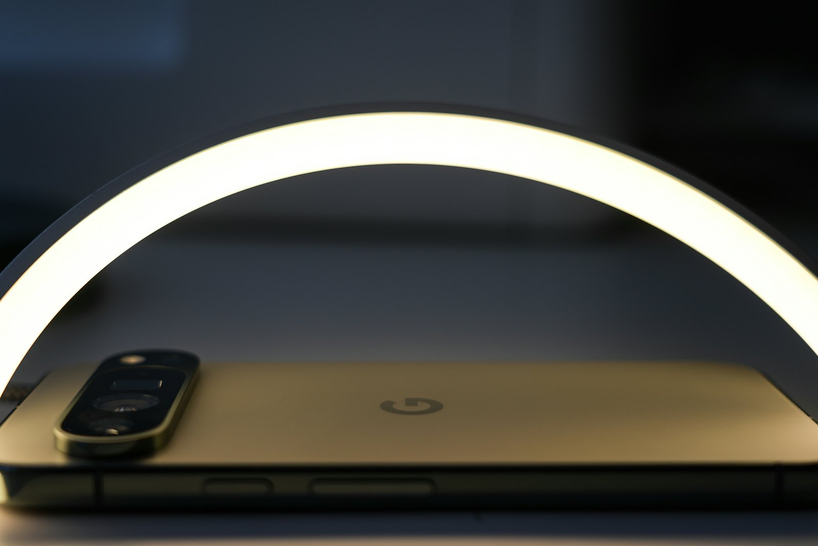 テーブルに置かれたスマートフォンとリングライト